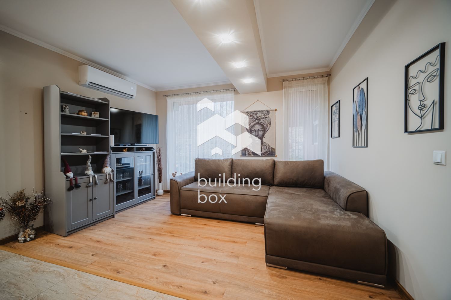 Къща сред зеленина и уют - 0