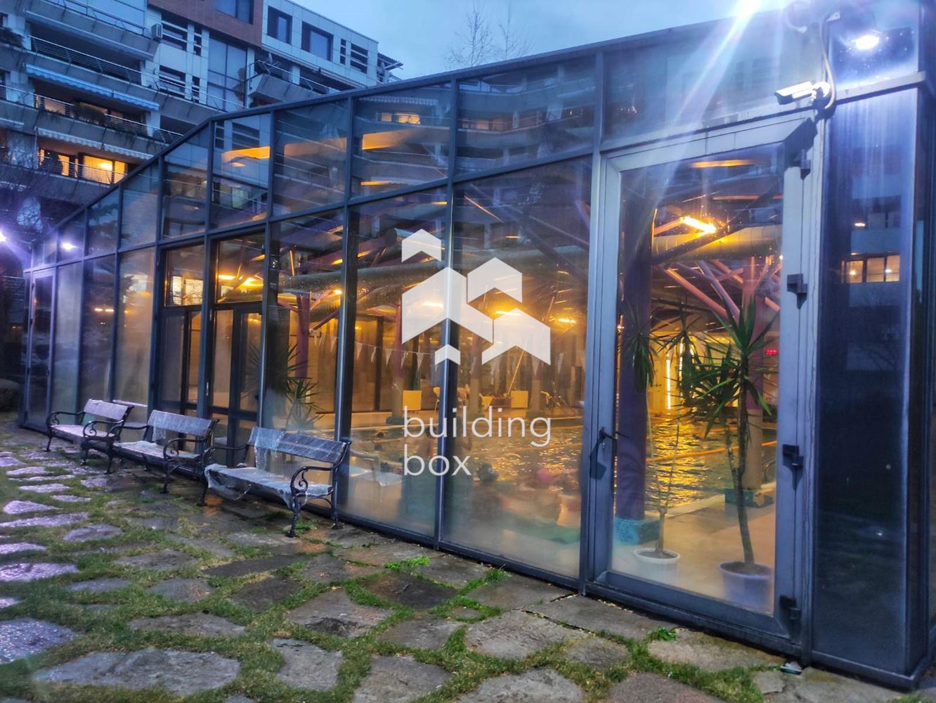 Просторен двустаен апартамент в комплекс "Силвър Сити" до Парадайс Център - 0