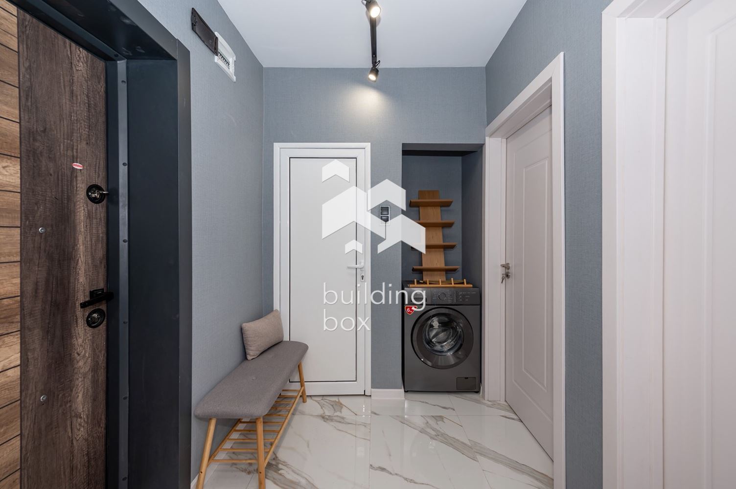 Тристаен обзаведен в малка тухлена сграда - 0