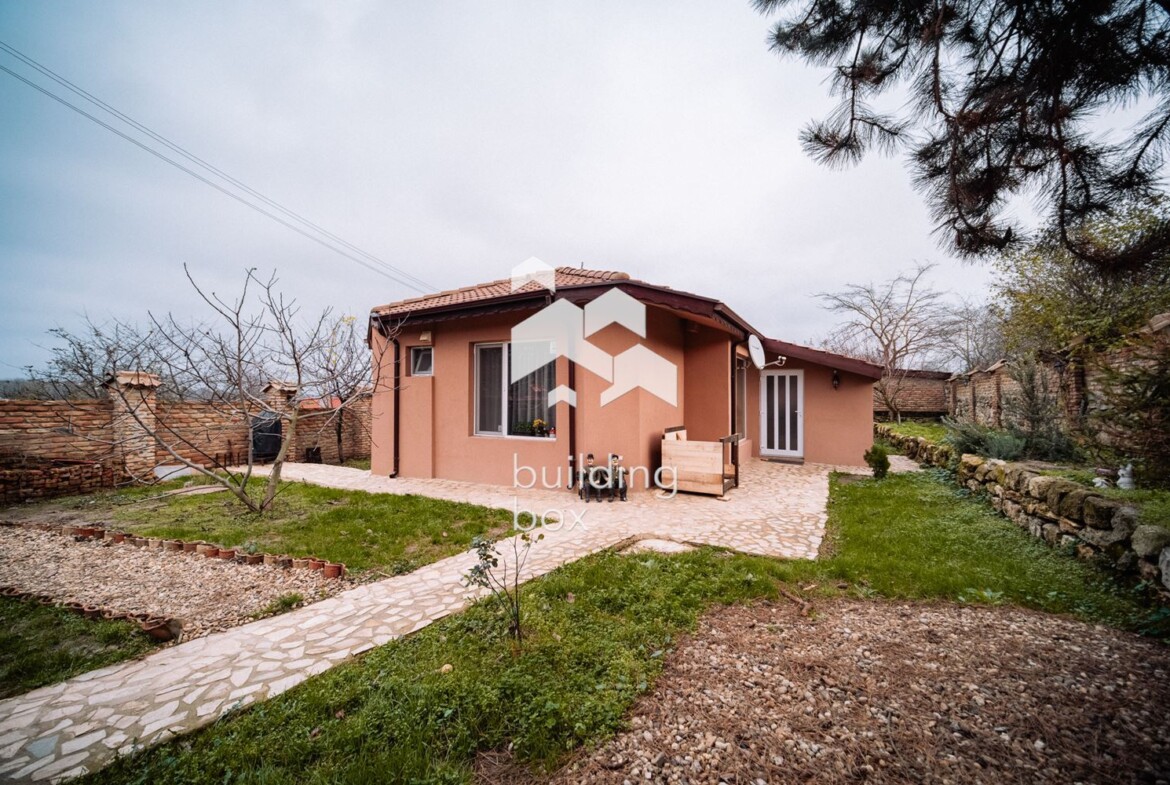 Къща сред зеленина и уют - 0