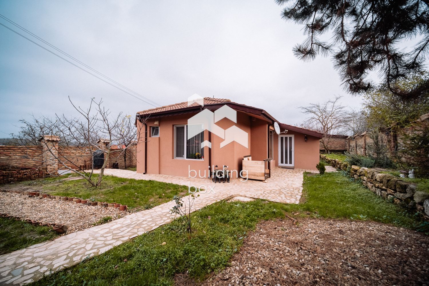 Къща сред зеленина и уют - 0