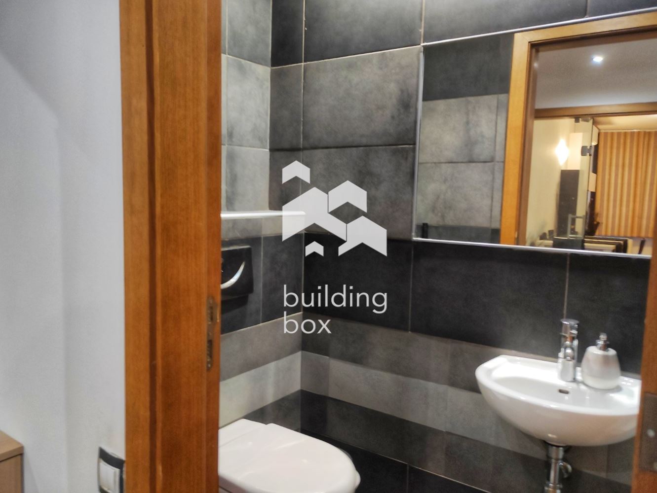 Просторен двустаен апартамент в комплекс "Силвър Сити" до Парадайс Център - 0