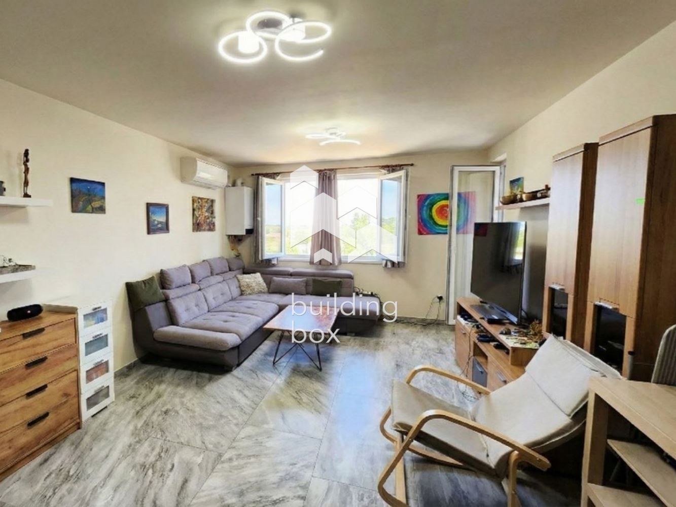 Просторен тристаен апартамент до Парадайс Център