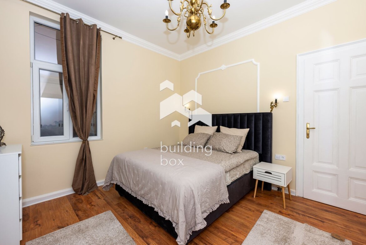 Обзаведен тристаен апартамент с гараж в р-н Централен - 0