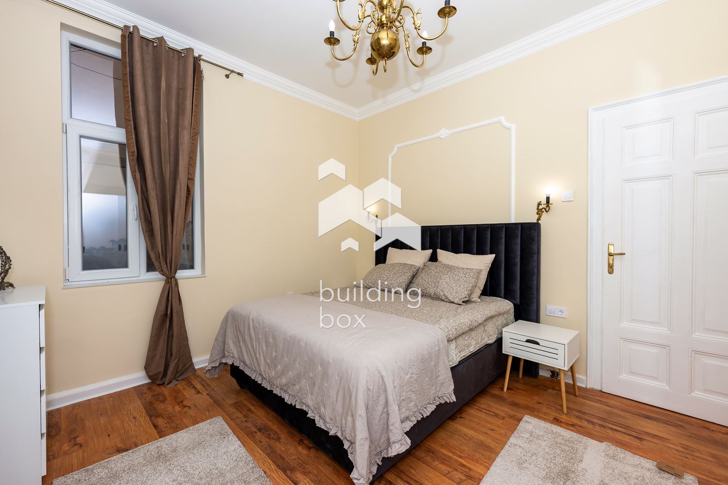 Обзаведен тристаен апартамент с гараж в р-н Централен