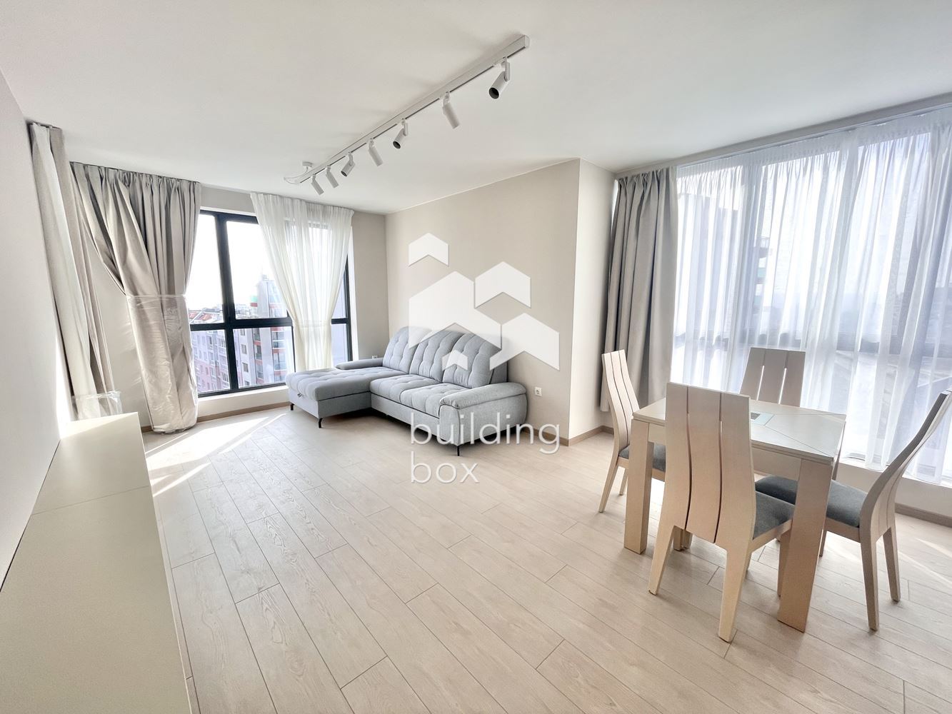 НОВ напълно обзаведен двустаен апартамент с ПАРКОМЯСТО в кв. Бриз