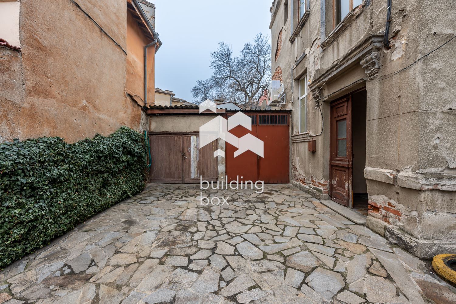 Обзаведен тристаен апартамент с гараж в р-н Централен - 0