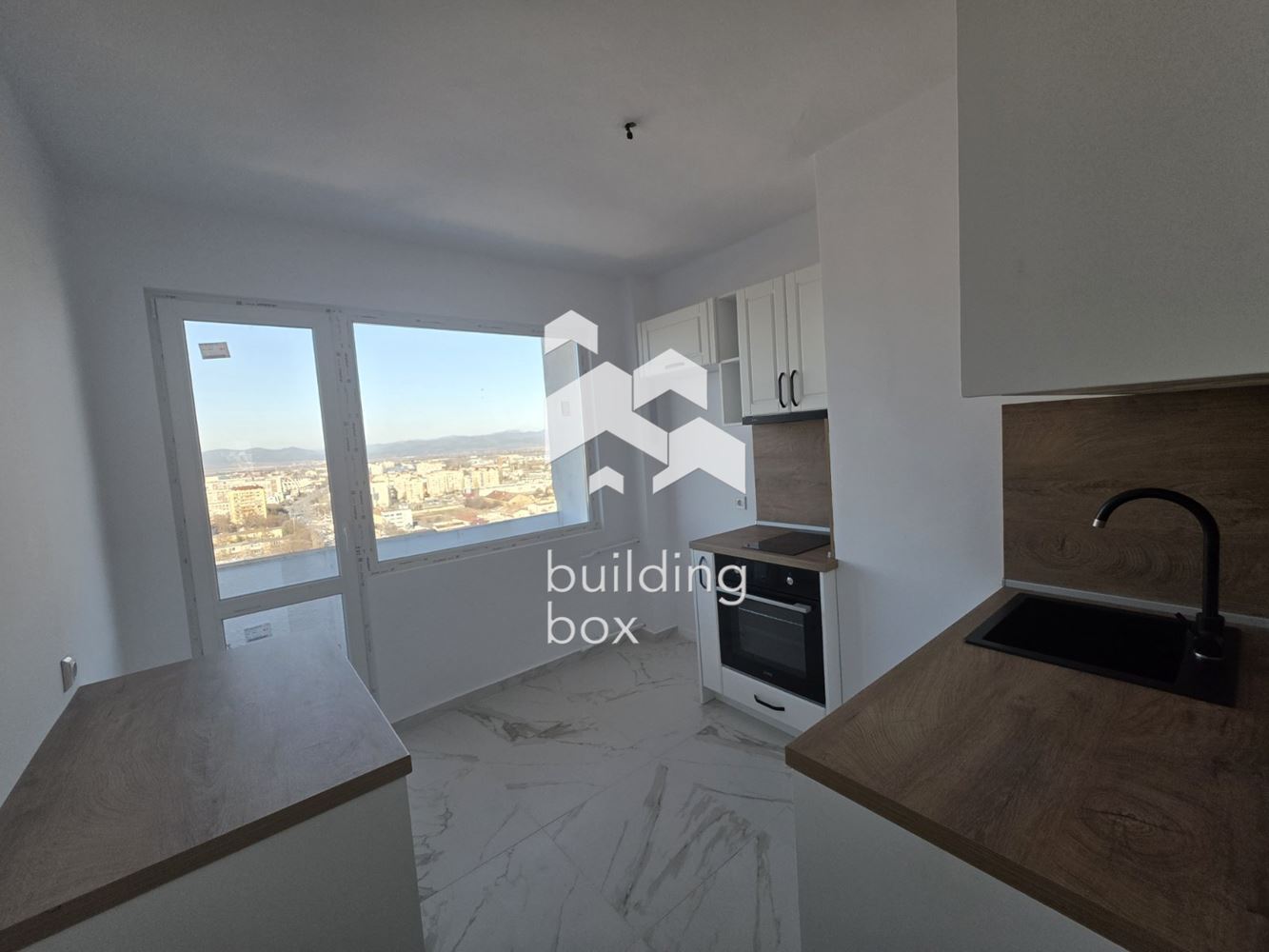 Апартамент с 200€ / м2 под средната цена в района! Панорамна гледка! - 0