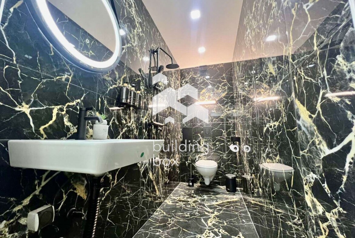 Тристаен апартамент в Център - 0