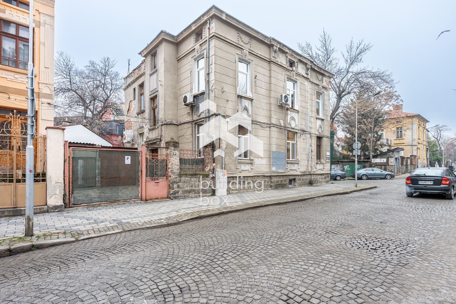 Обзаведен тристаен апартамент с гараж в р-н Централен - 0