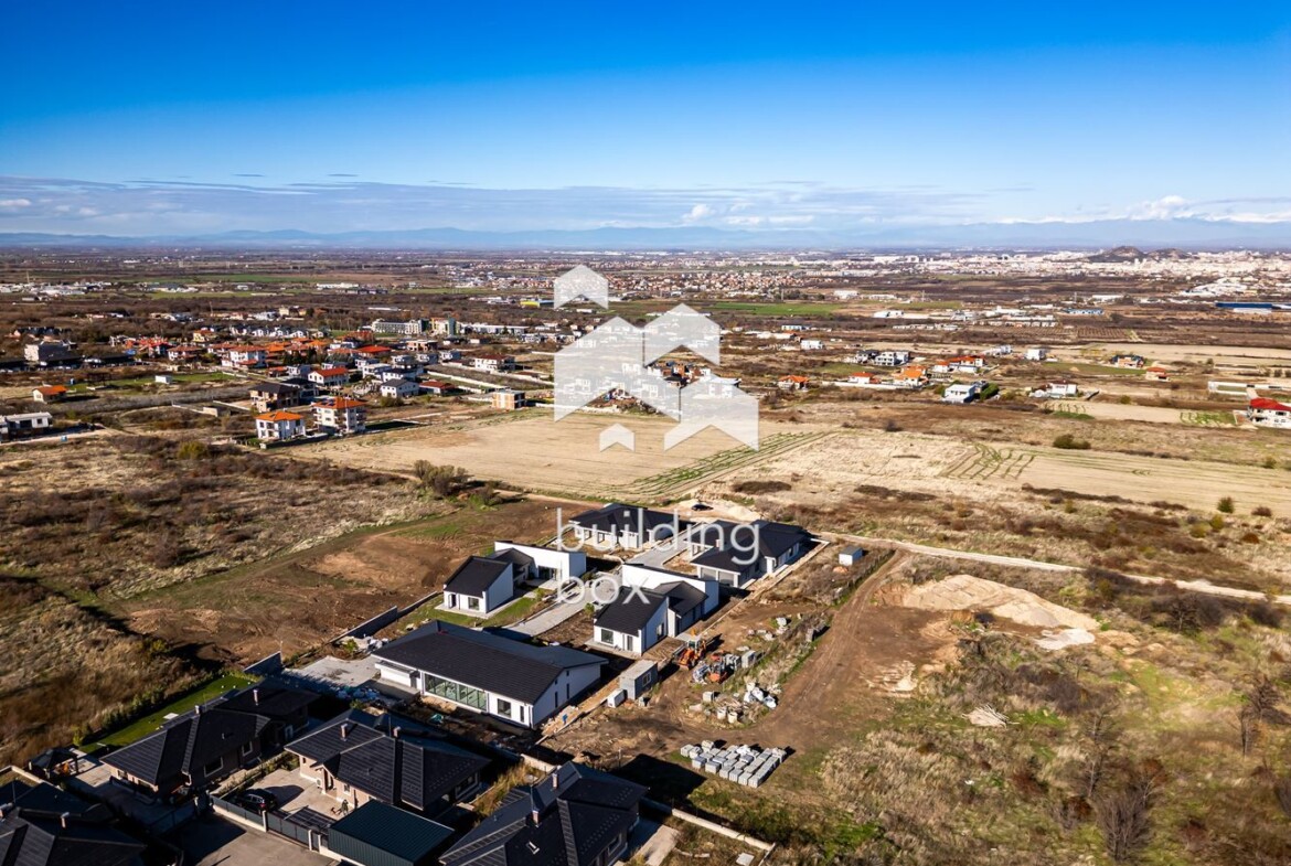 Едноетажна къща със страхотна панорама в Марково - 0