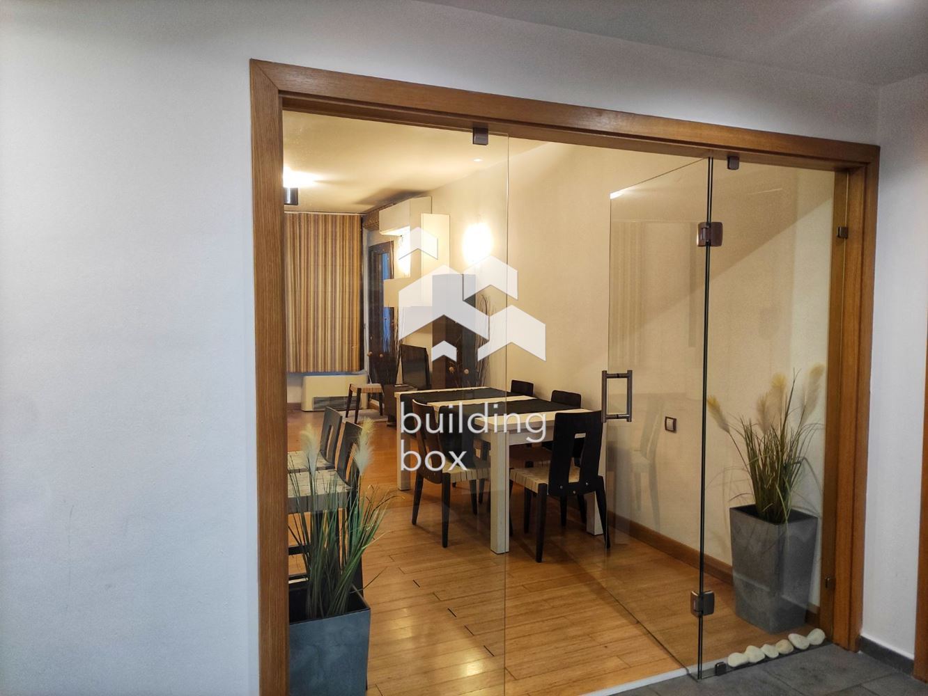 Просторен двустаен апартамент в комплекс "Силвър Сити" до Парадайс Център - 0