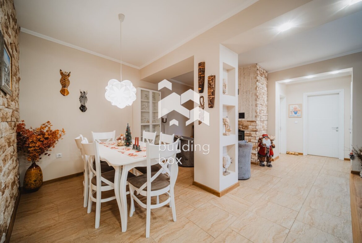 Къща сред зеленина и уют - 0