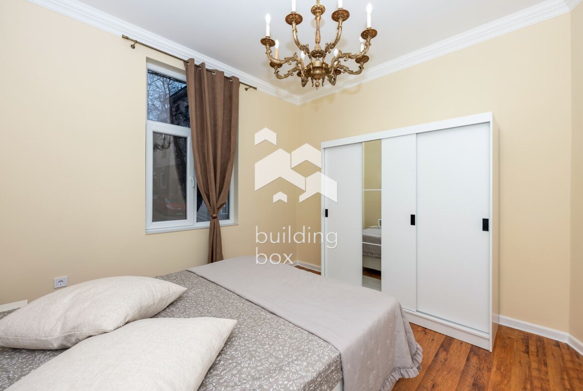 Обзаведен тристаен апартамент с гараж в р-н Централен - 0