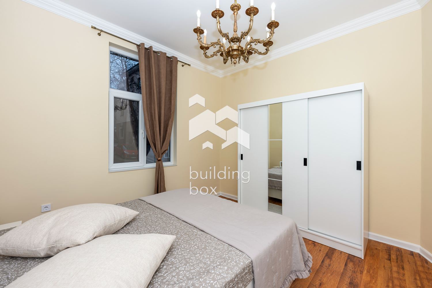 Обзаведен тристаен апартамент с гараж в р-н Централен - 0