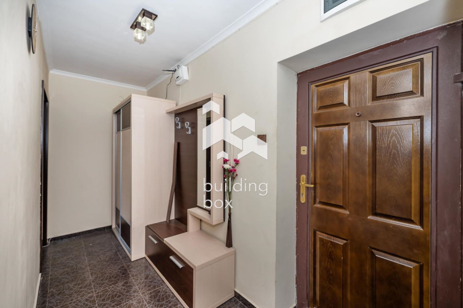 Обзаведен тристаен на 5 минути пешеходно разстояние от казино "Риц" - 0