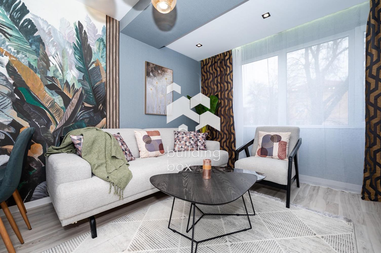 Тристаен обзаведен в малка тухлена сграда