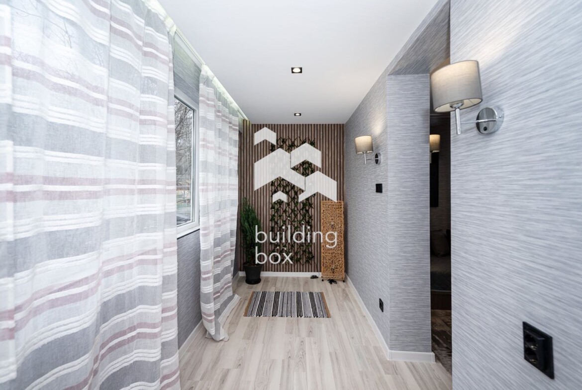 Тристаен обзаведен в малка тухлена сграда - 0