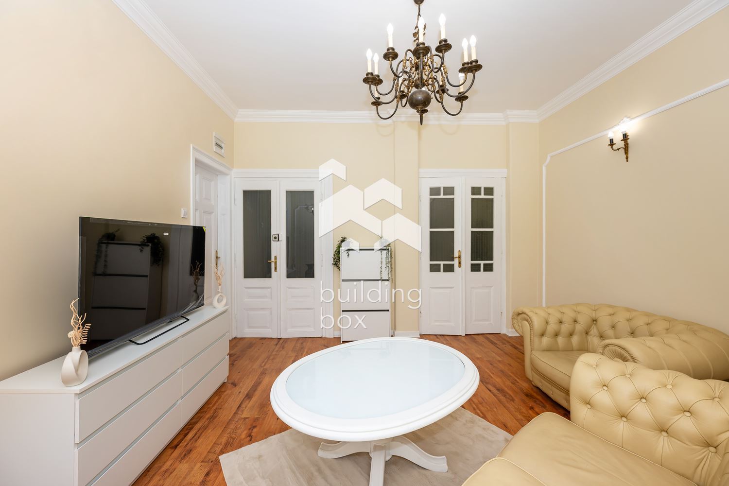 Обзаведен тристаен апартамент с гараж в р-н Централен - 0