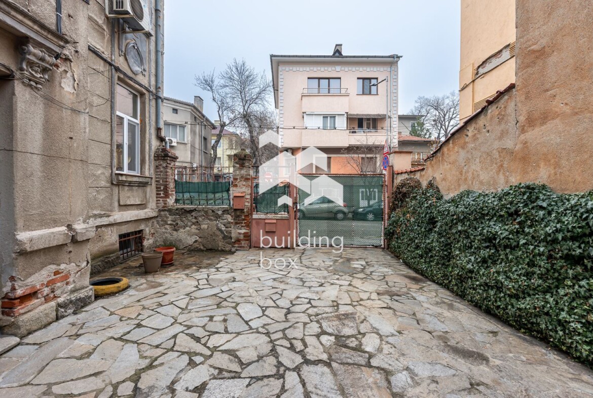 Обзаведен тристаен апартамент с гараж в р-н Централен - 0