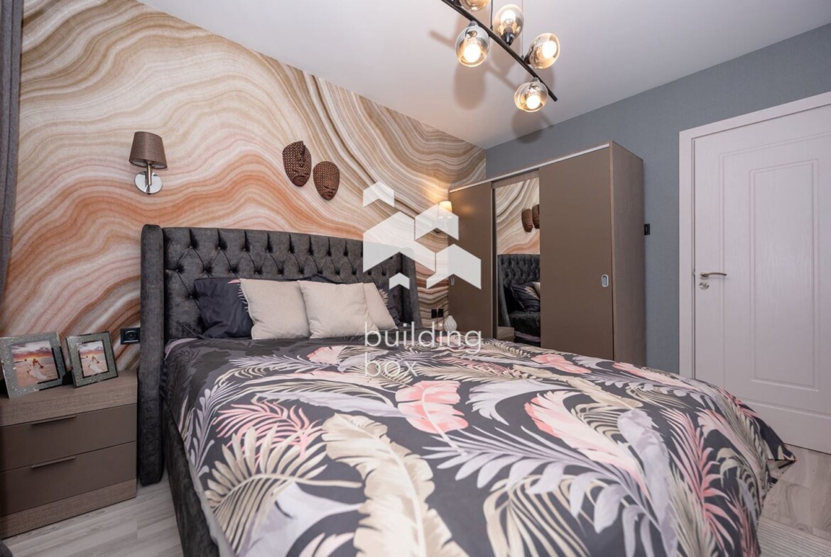 Тристаен обзаведен в малка тухлена сграда - 0