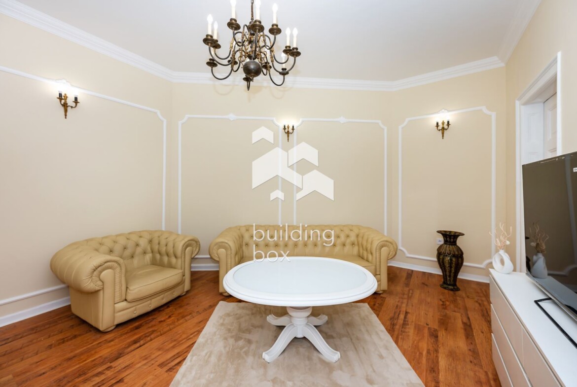 Обзаведен тристаен апартамент с гараж в р-н Централен - 0