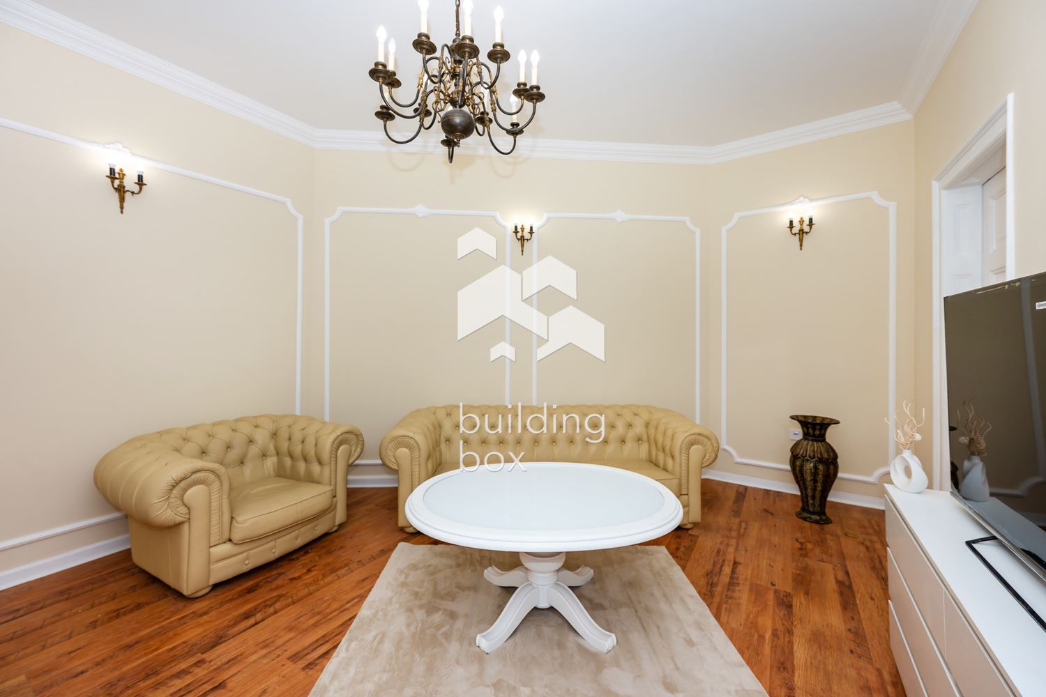 Обзаведен тристаен апартамент с гараж в р-н Централен - 0