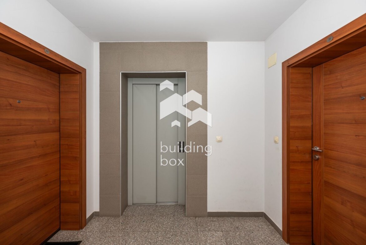 Тристаен обзаведен апартамент с акт 16 - 0