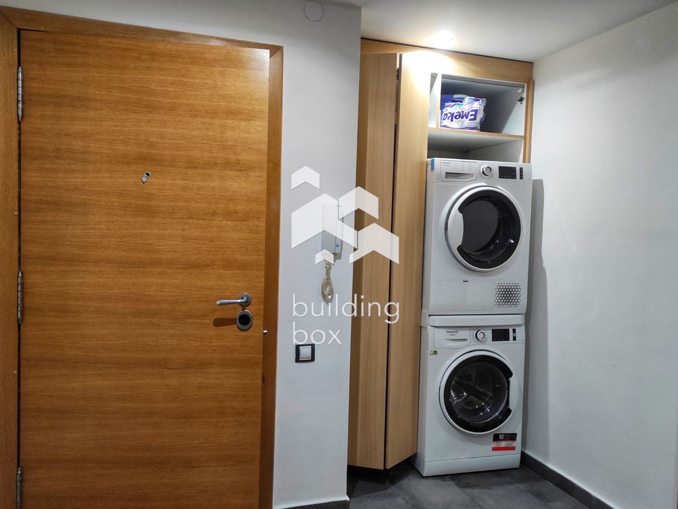 Просторен двустаен апартамент в комплекс "Силвър Сити" до Парадайс Център - 0