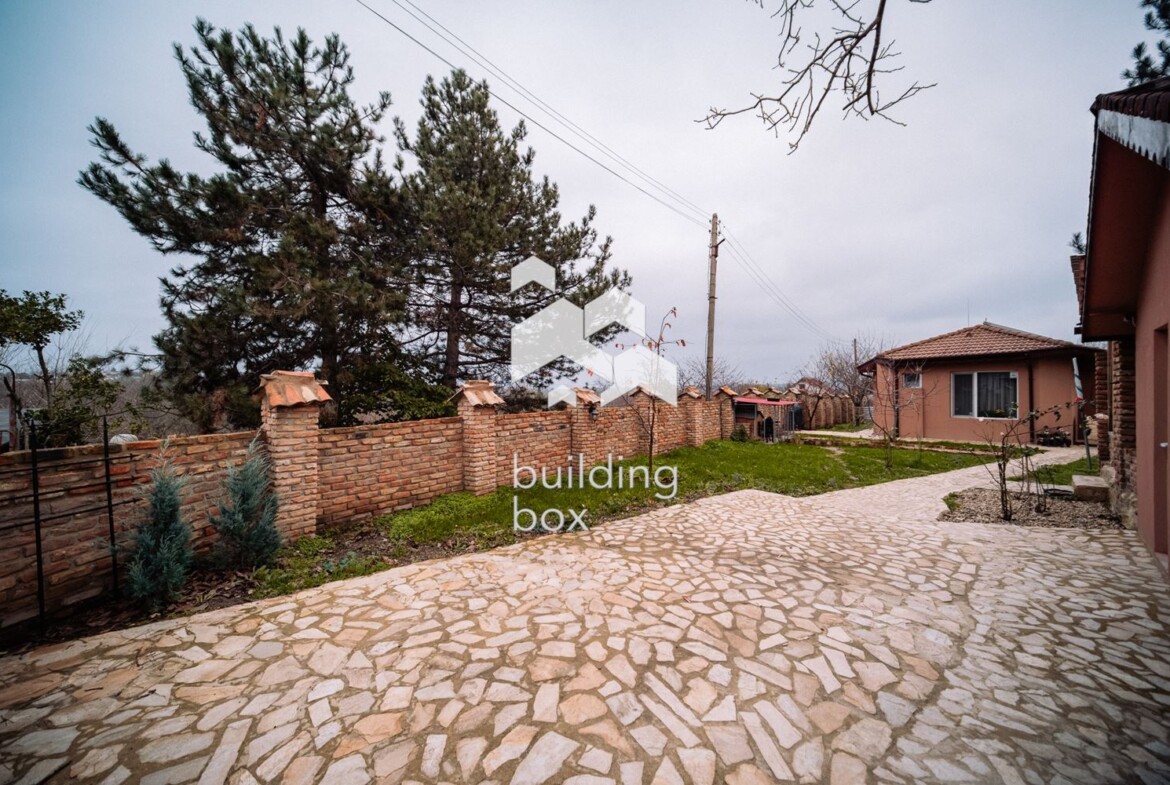 Къща сред зеленина и уют - 0