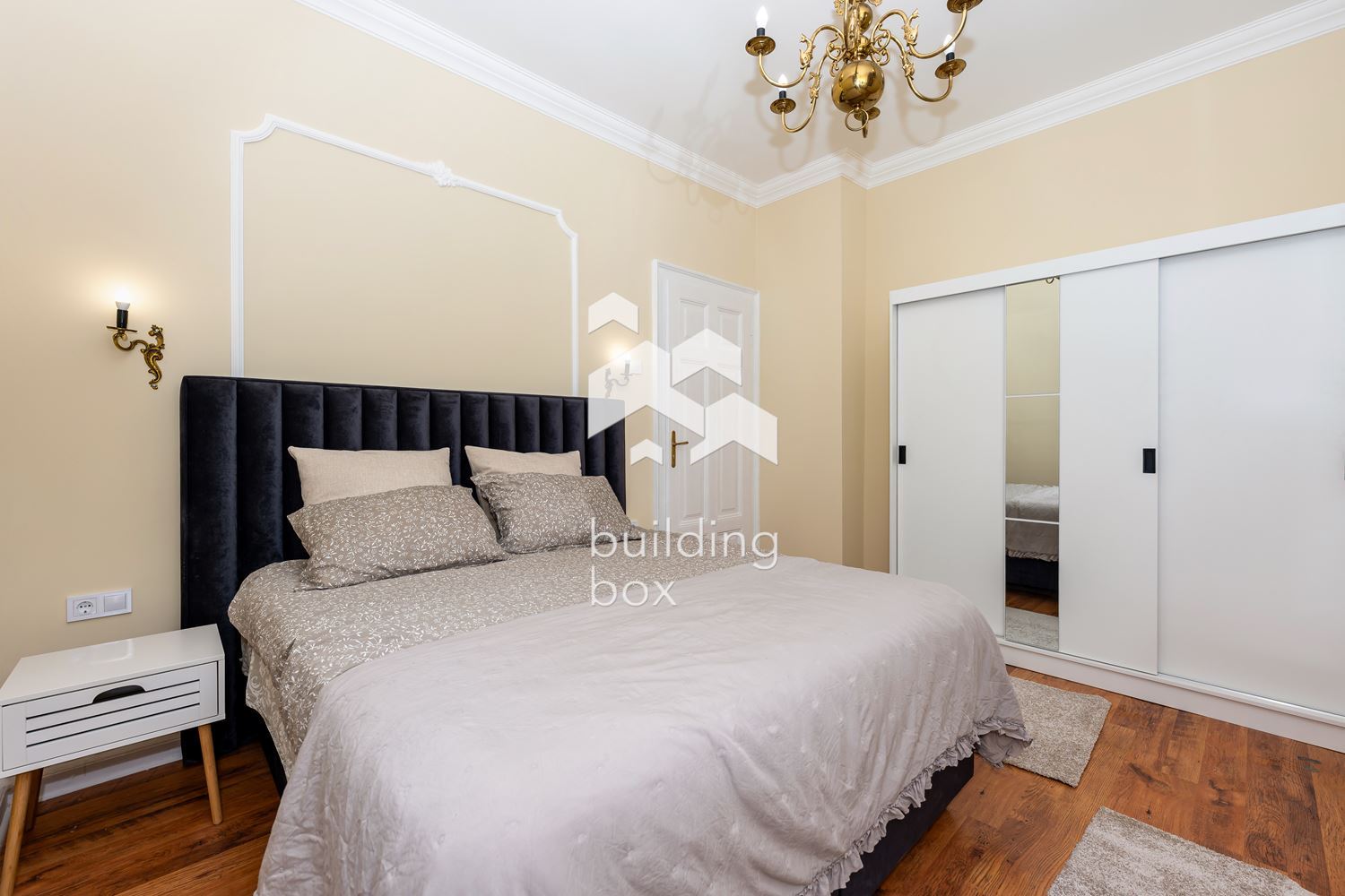 Обзаведен тристаен апартамент с гараж в р-н Централен - 0