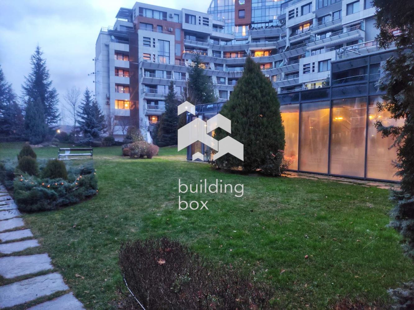 Просторен двустаен апартамент в комплекс "Силвър Сити" до Парадайс Център - 0