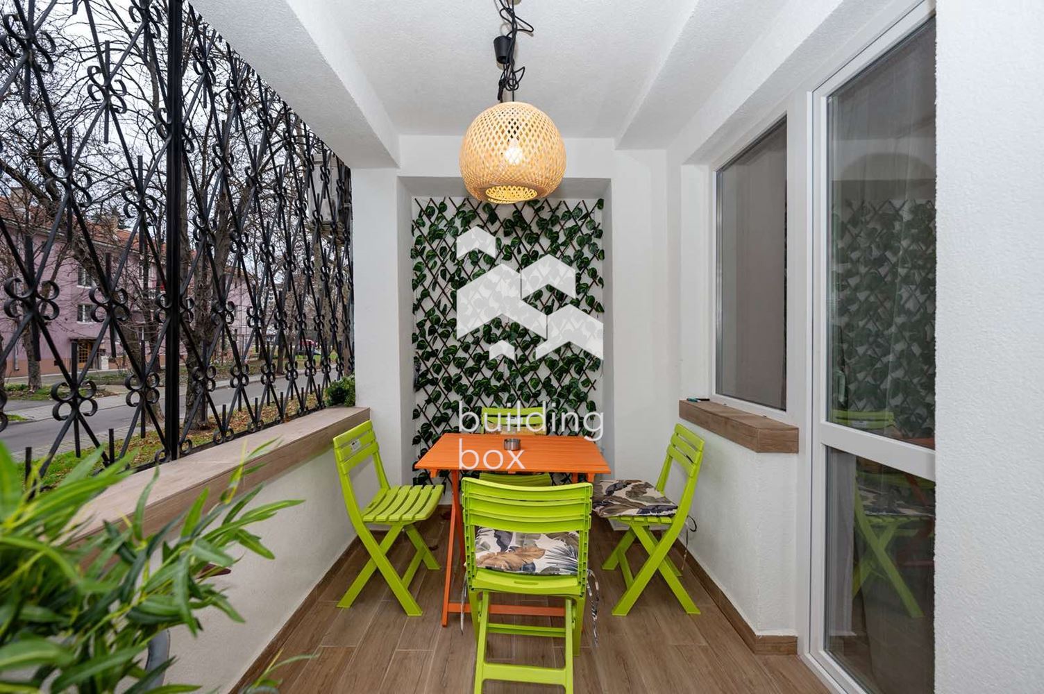 Тристаен обзаведен в малка тухлена сграда - 0