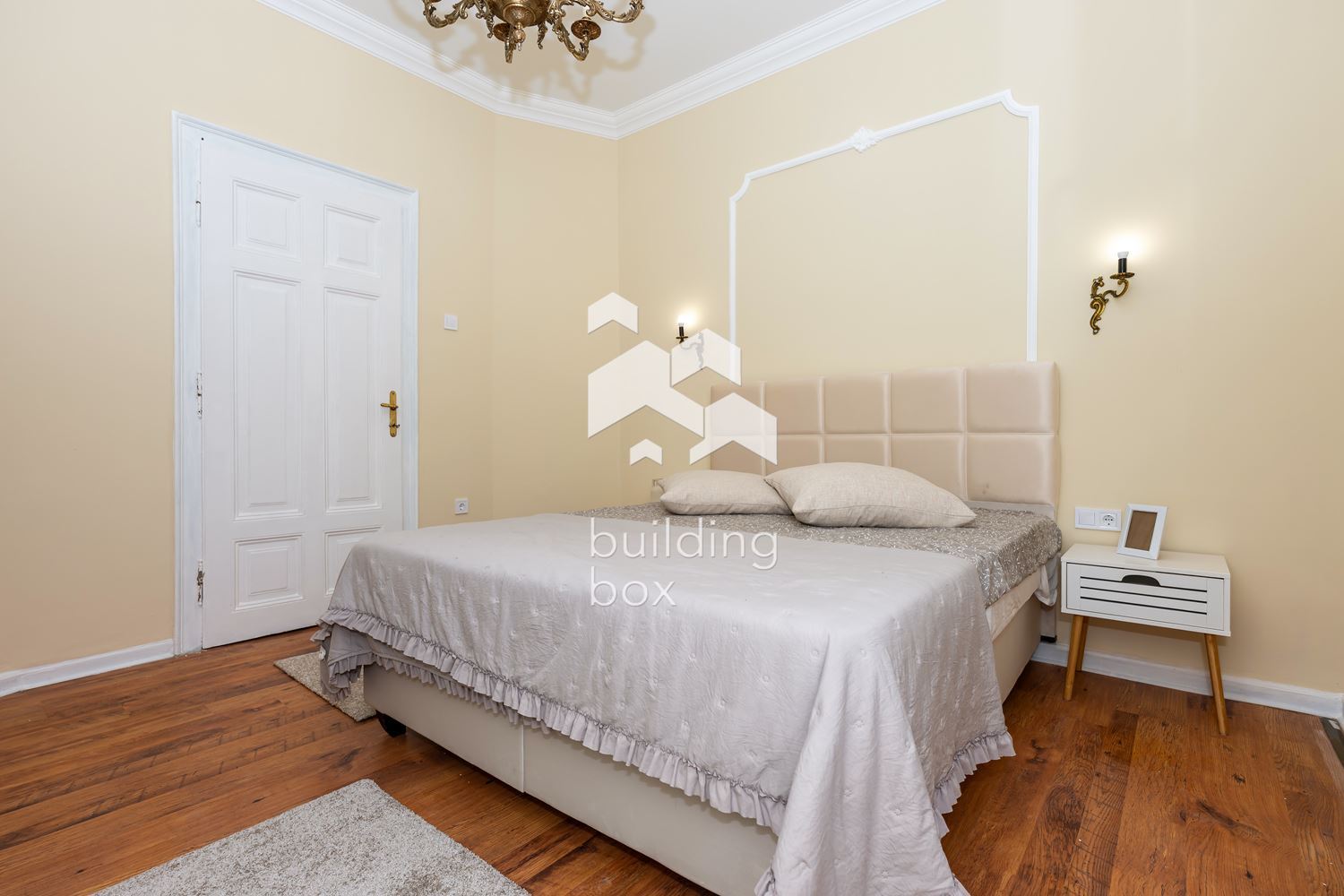 Обзаведен тристаен апартамент с гараж в р-н Централен - 0