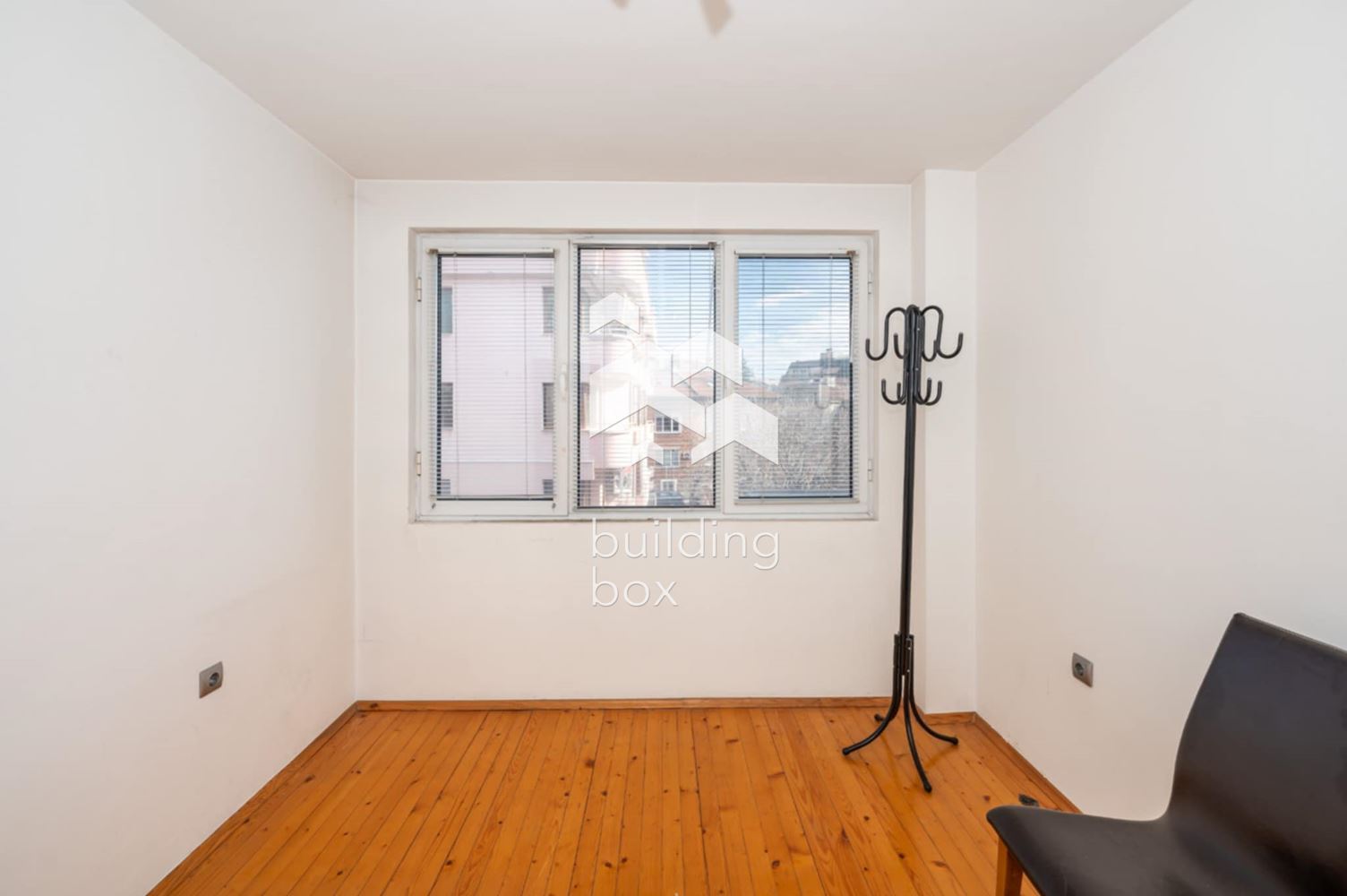 Обзаведен тристаен на 5 минути пешеходно разстояние от казино "Риц" - 0