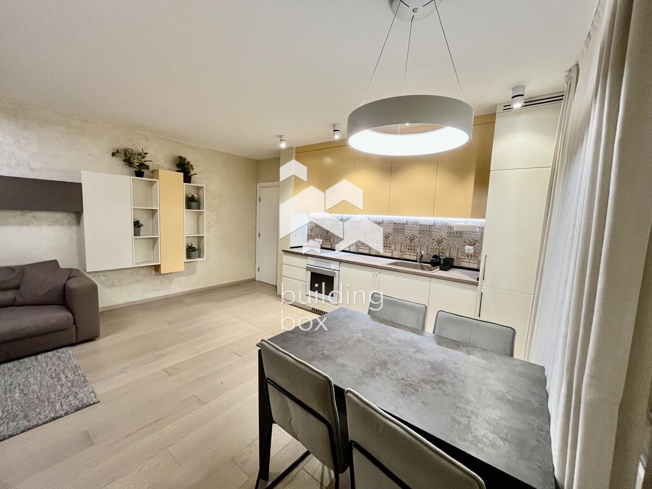 Тристаен, модерно обзаведен апартамент в престижна сграда на ул. Нишава