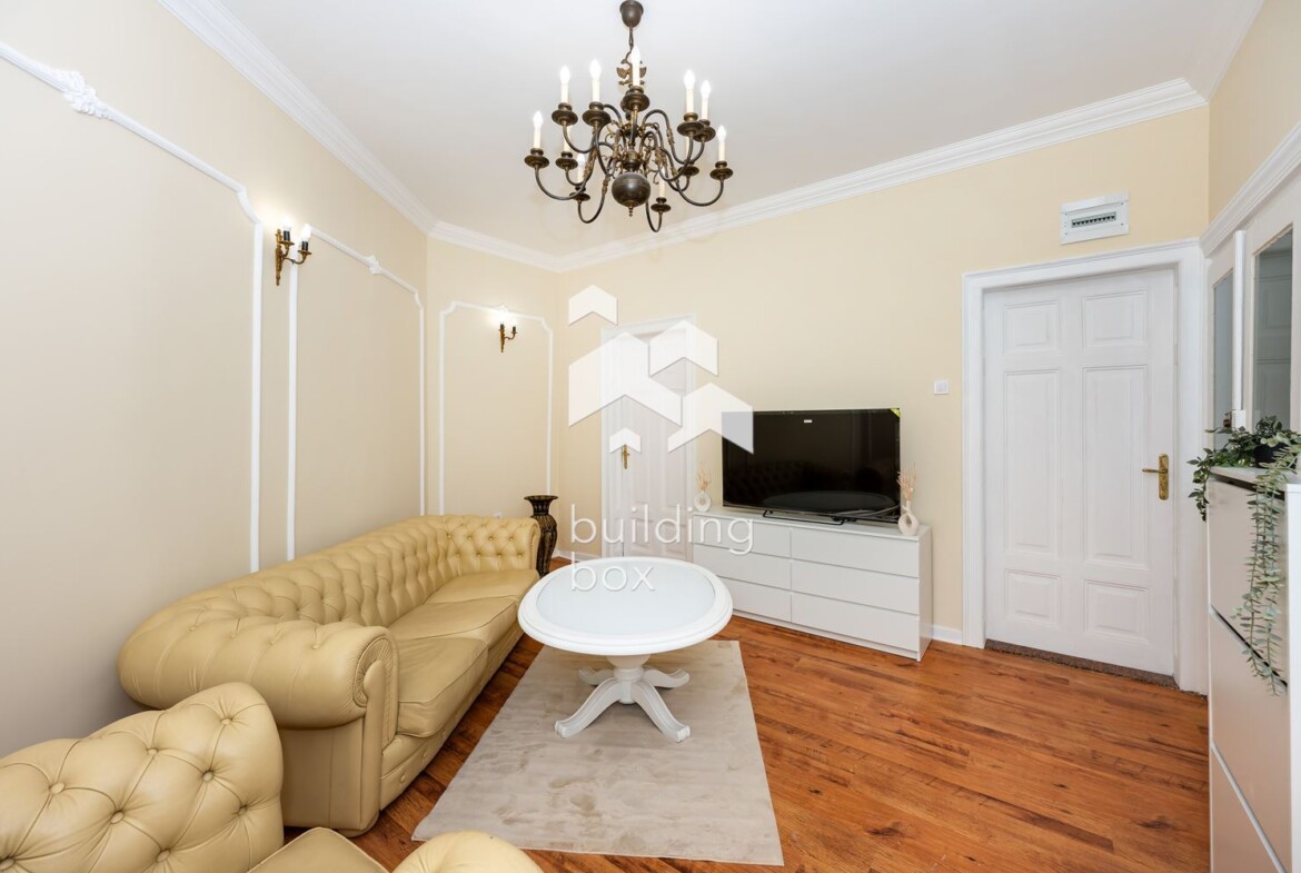 Обзаведен тристаен апартамент с гараж в р-н Централен - 0