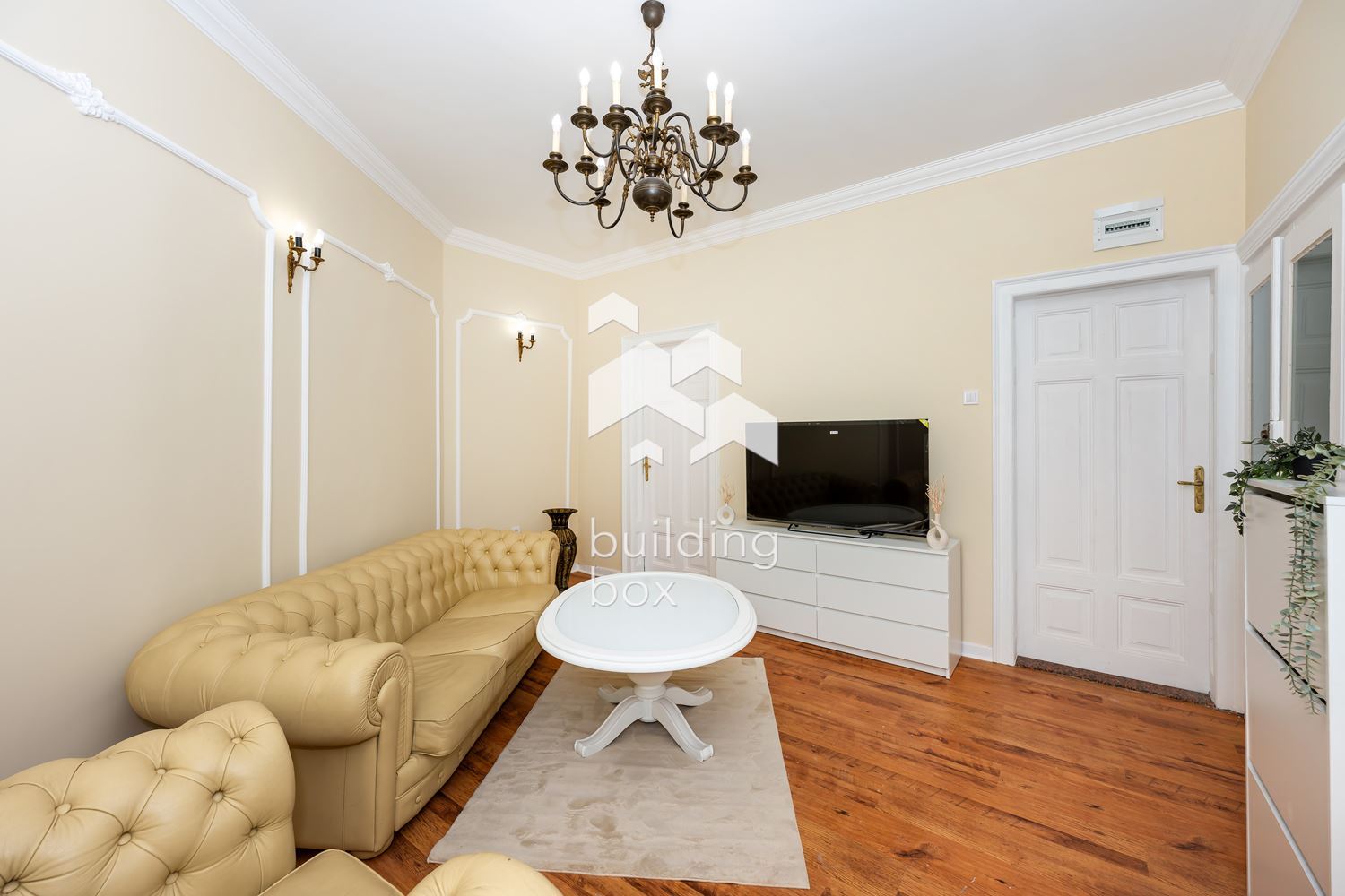 Обзаведен тристаен апартамент с гараж в р-н Централен - 0