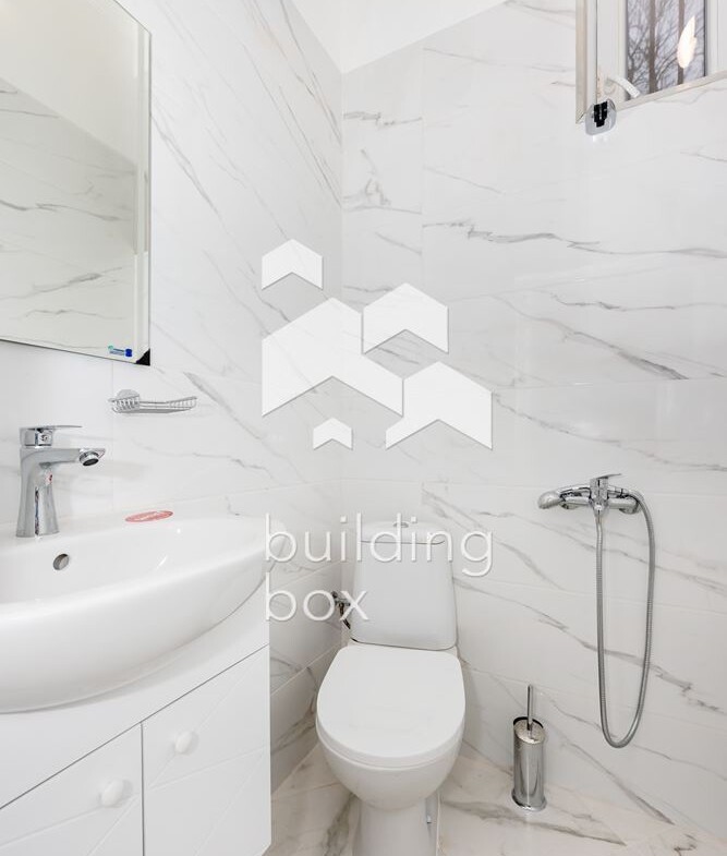 Обзаведен тристаен апартамент с гараж в р-н Централен - 0