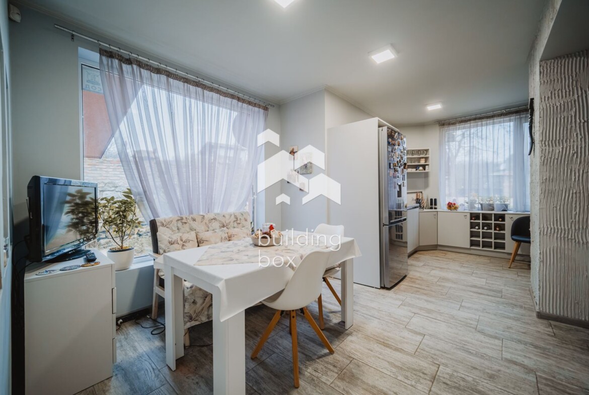 Къща сред зеленина и уют - 0