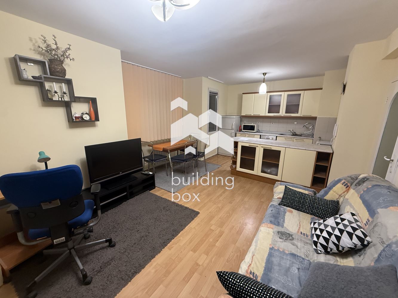 Светъл двустаен апартамент в Центъра