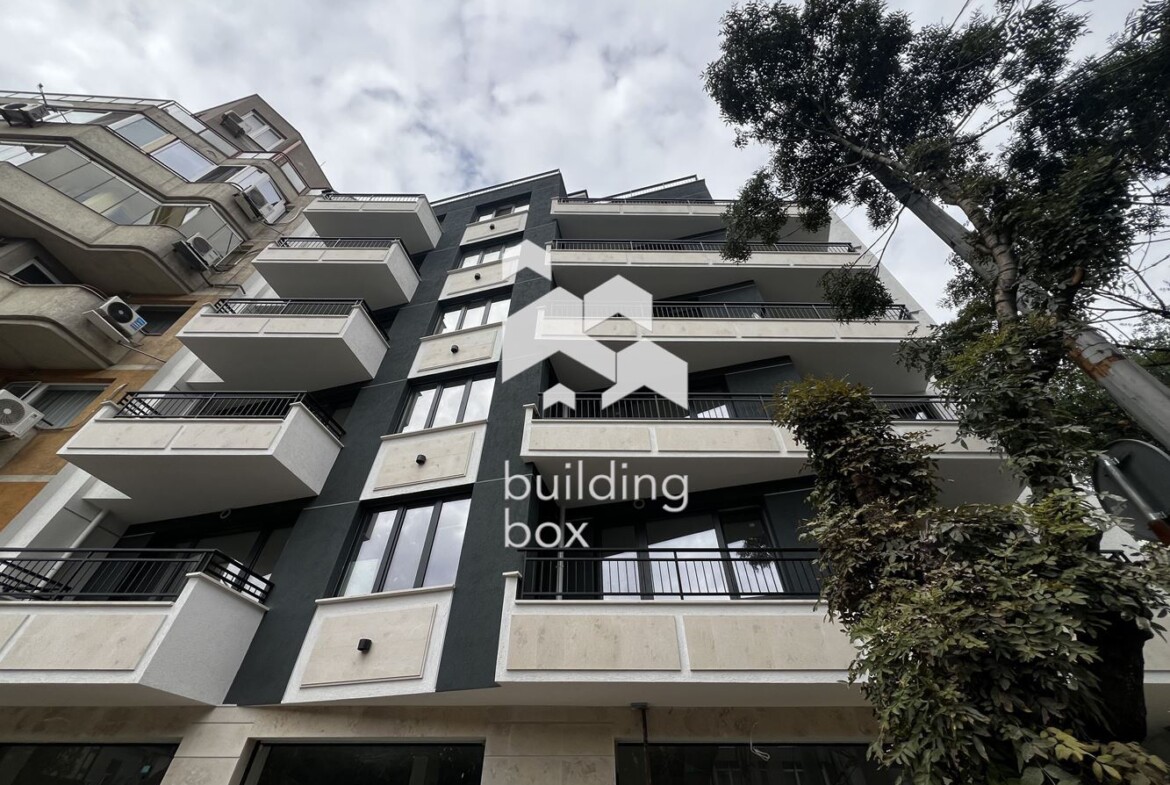 Тристаен апартамент - кв. Оборище - 0