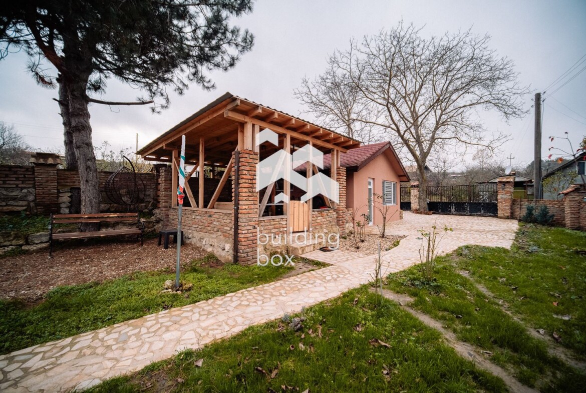 Къща сред зеленина и уют - 0