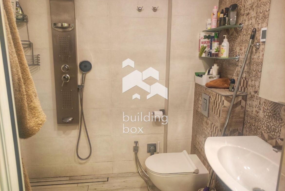 Просторен тристаен апартамент до Парадайс Център - 0