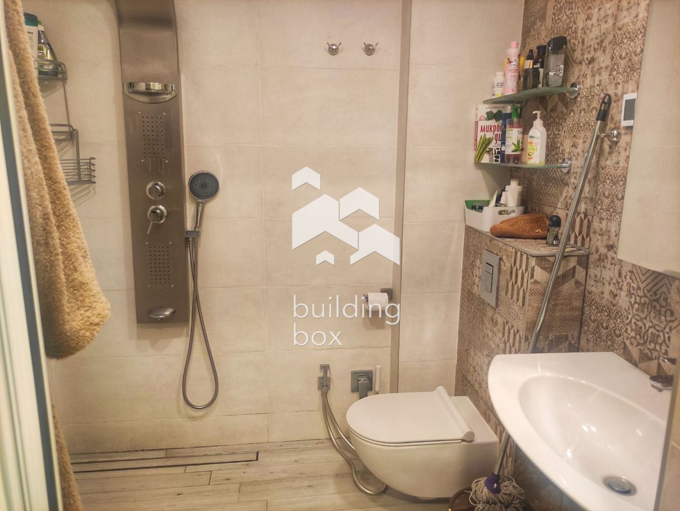 Просторен тристаен апартамент до Парадайс Център - 0