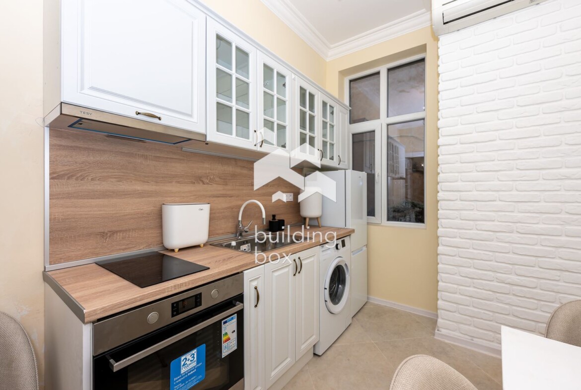 Обзаведен тристаен апартамент с гараж в р-н Централен - 0