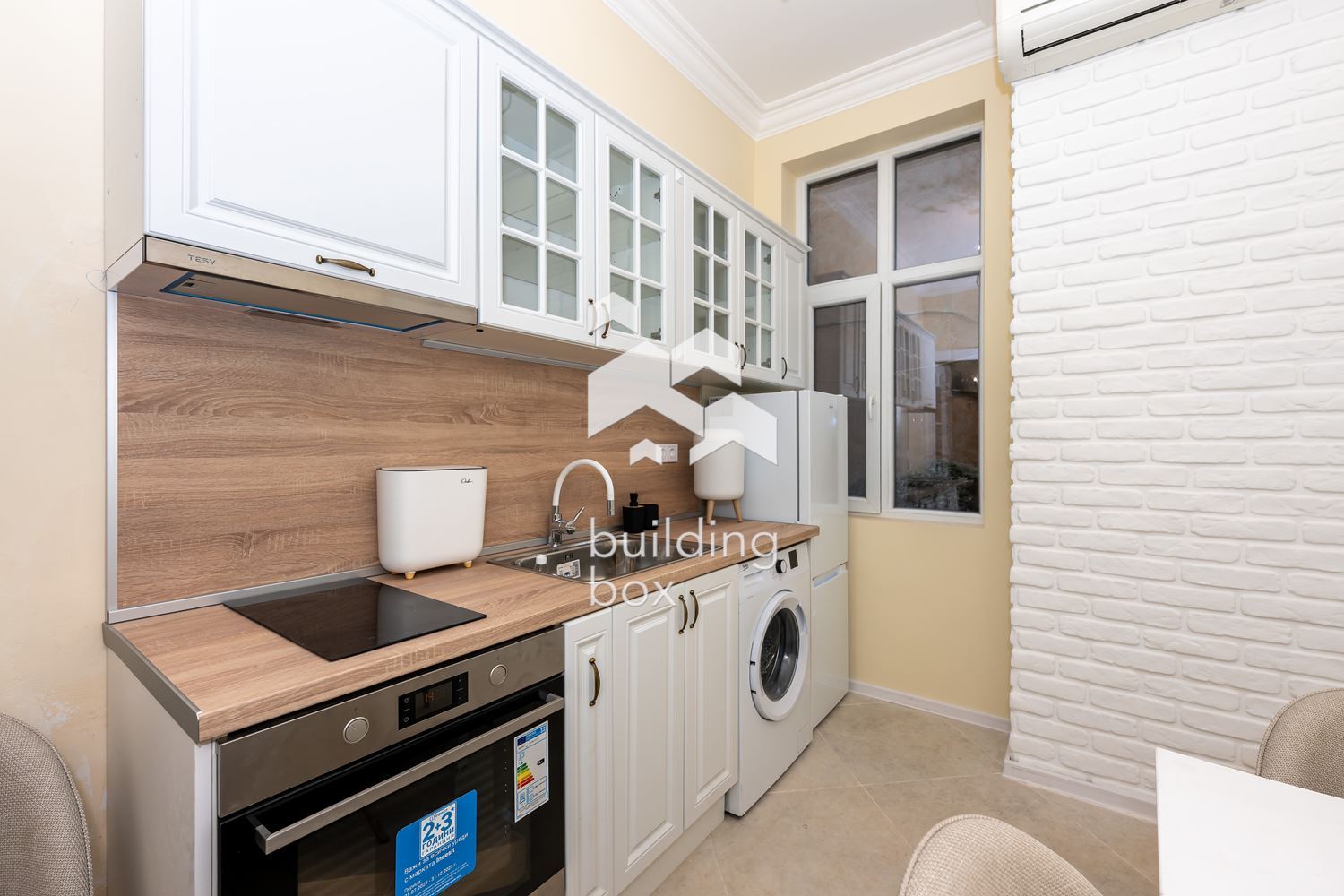 Обзаведен тристаен апартамент с гараж в р-н Централен - 0