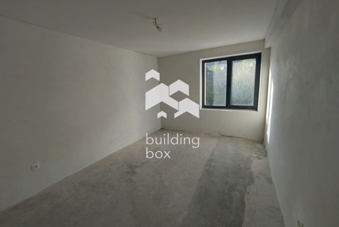 Продава четиристаен апартамент - 0