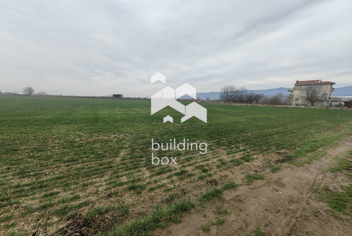 Земеделска земя до къщи в началото на с. Златитрап - 0