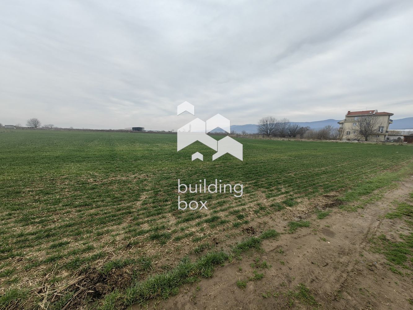 Земеделска земя до къщи в началото на с. Златитрап - 0